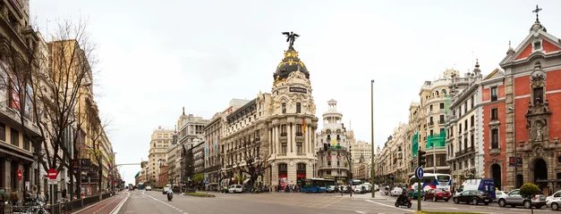 Fotobehang Madrid Panorama van het oversteken van de Calle de Alcala en de Gran Via in Madrid
