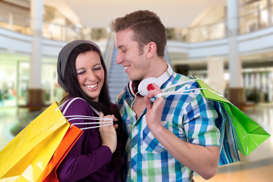 Junges Paar hat Spaß beim Einkaufen in Shopping Mall