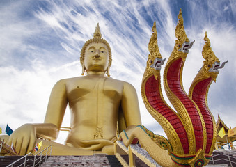 Obraz premium Big golden Buddha statue and red naka sculpture