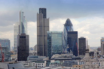 Fototapeta na wymiar Słynne wieżowce londyńskiej dzielnicy finansowej