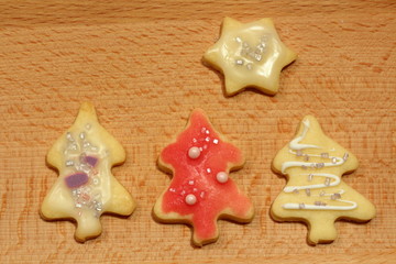 Weihnachtsplätzchen mit Zuckerperlen