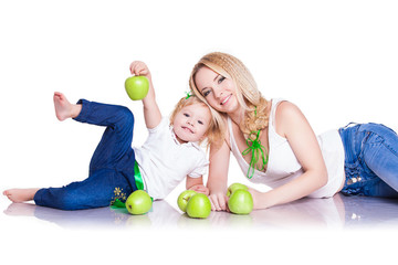Fototapeta premium portrait of young mother and little daughter with apples