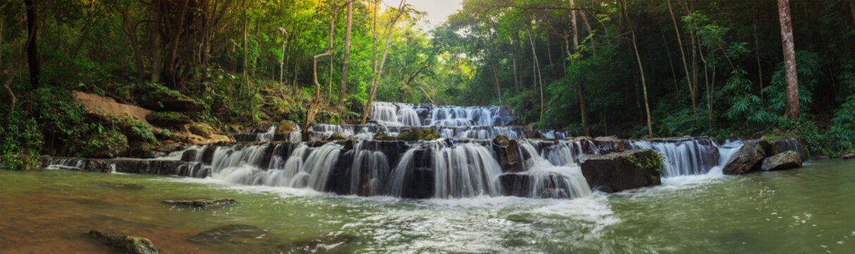 Fototapeta leśny wodospad w parku narodowym, panorama