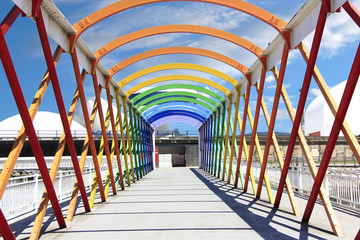 Moderne Brücke aus Eisen, farbig bemalt