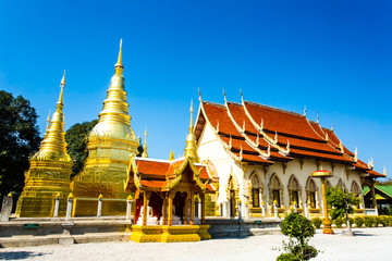 Fototapeta na wymiar golden pagoda wat phratajhaduang lumphun Thailand
