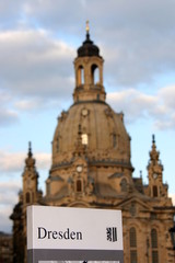 Fototapeta na wymiar Frauenkirche in Dresden mit Schild