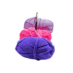 Drei Wollknäuel mit Häkelnadel