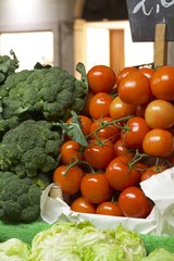 pomodori, cavolfiori e lattuga al mercato