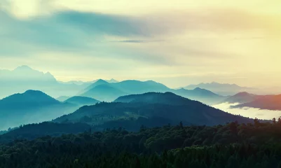Foto op Plexiglas Zonsondergang in de bergen © maxoidos