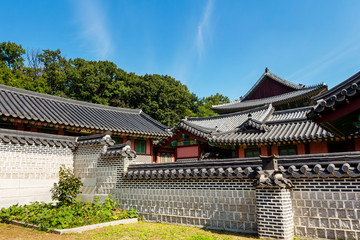 Naklejka premium Traditional korean architecture with castle wall