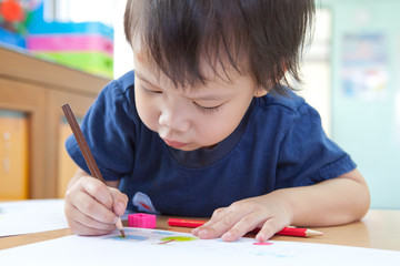 Boy drawing on the paper