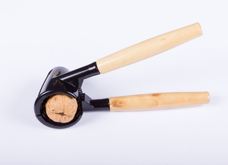 Nussknacker mit Nuss zur Anwendung