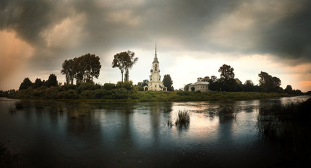 Fototapeta na wymiar Rzeka letni kościół