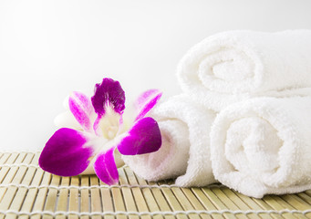 Fototapeta na wymiar Ręczniki spa i kwiat orchidei