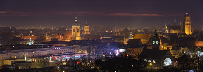 Fototapeta na wymiar Stare Miasto w Gdańsku z zabytkowym budynku-wschodu