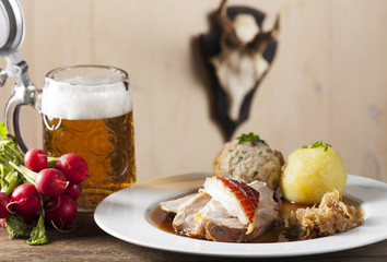 Bayerischer Schweinbraten mit Bier