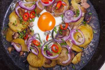 Tiroler Gröstl in einer Eisenpfanne