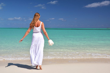 Fototapeta na wymiar Girl in the hat on the beach of Exuma, Bahamas