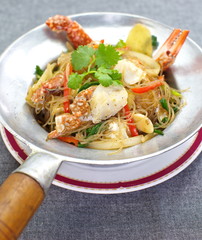 fried Crab and grass noodles  served on the pan