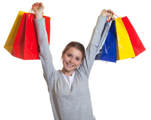 Junge Frau freut sich über ihren Einkauf