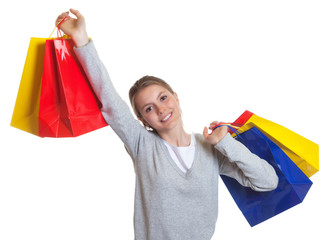 Junge Frau mit bunten Einkaufstaschen