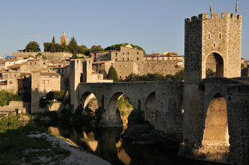 Fototapeta na wymiar Puente románico en Besalú, Girona, Cataluña (España)