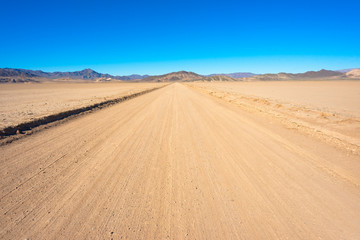 Fototapeta na wymiar Off-road w Kalifornii, w pobliżu Park Narodowy Doliny Śmierci