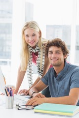 Obraz premium Casual business couple using computer in bright office