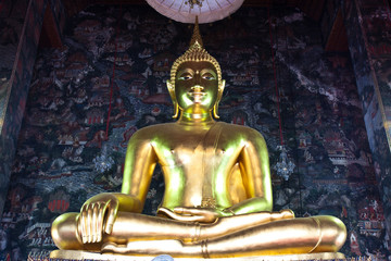 Wat Suthat Thepwararam Ratchaworamahawihar n was founded by King