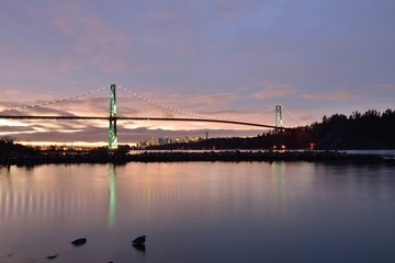 Fototapeta premium Lions Gate Bridge and Downtown Vancouver at sunrise