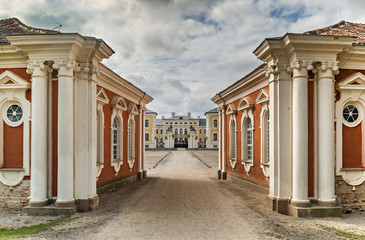 Obraz premium View on Rundale Palace from the main entrance