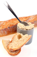 Rillettes de poisson et baguette de pain