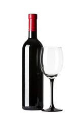 butelka czerwonego wina i kieliszek na białym tle