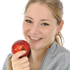 Frau isst Apfel