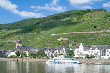 Fototapeta na wymiar Popularne miasto wina z Zell an der Mosel
