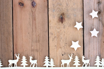 Hirsche, Tannen, Sterne auf Holz, Weihnachtskarte
