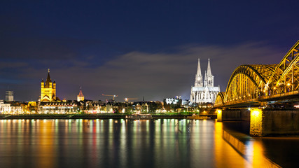 Fototapeta na wymiar Cologne Cathedral with the Hohenzollern bridge at night