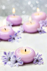 Obraz na płótnie Canvas Świece zapachowe i fioletowe kwiaty hiacynt