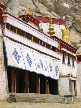 Lhasa, Sera temple facade.
