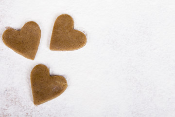 Obraz premium raw gingerbread hearts - baking background