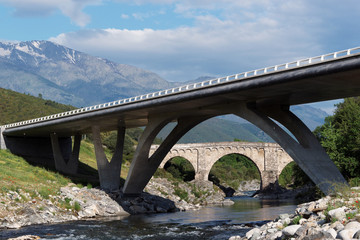 pont génois et pont moderne en Corse