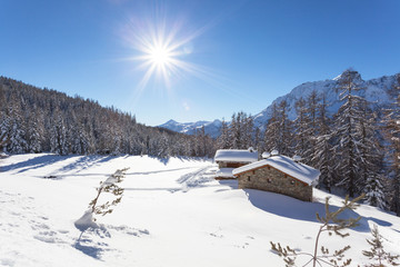 baite alpine in veste invernale