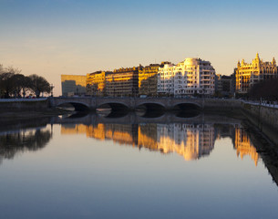 Fototapeta premium Sunset on the river Urumea passing through Donostia, Gipuzkoa