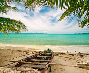 Auszeit: Karibischer Strand mit altem Fischerboot