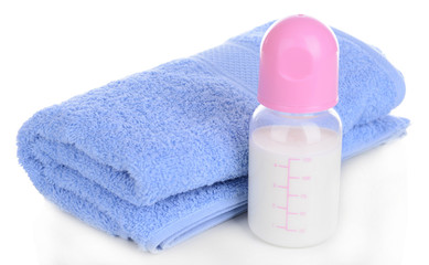 Obraz na płótnie Canvas Dziecko butelki z mlekiem i ręcznik na białym