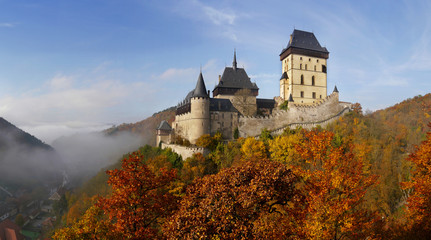 Château romantique Karlstejn en automne. Bohême centrale près de Prague