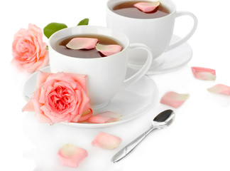 Fototapeta na wymiar filiżanki herbaty z róż samodzielnie na białym tle