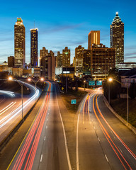 Fototapeta na wymiar Atlanta skyline podczas zmierzchu niebieskim godzinę