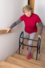 Seniorin mit Gehhilfe