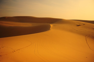 Fototapeta na wymiar Dune piasku w krajobraz pustyni